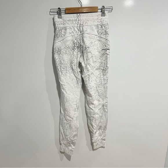 Lululemon Warm Down Jogger *7/8 Length
Thread Dye White Black - Picture 6 of 10